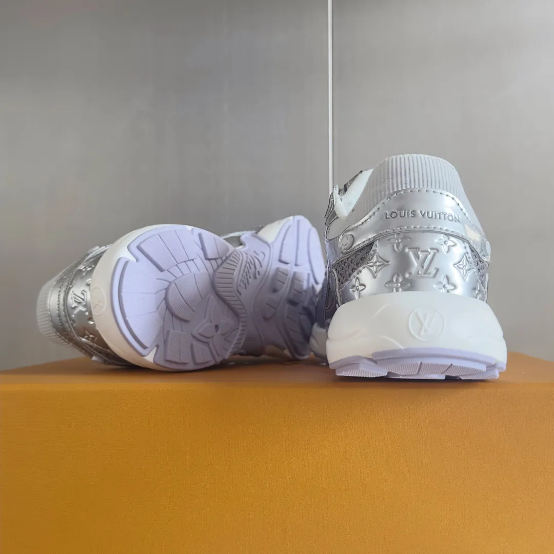 Top version: Couple model 640💰 LV Louis Vuitton L House Donkey Brand Latest Olympia Series Couple Model Silver Horn King Casual Sports Shoes Running Shoes This LV Olympia sports shoe combines mesh fabric and metallic synthetic leather and other technical fabrics to reinterpret the classic running shoe design with a neat and simple design. Lightweight EVA outsole provides a stretchy fit. Rich details such as Monogram embossing and LV letters establish recognition. Exquisite packaging at the delivery counter🛍📦 ▪️Fabric: original imported technical fabric + mesh ▪️Inner lining: original customized breathable mesh ▪️Sole: original molded rubber foam material ▪️Sole thickness: 3.5CM ▪️Size: women's 35-40 / men's 39-44